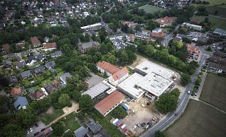 Bei der Planung der teuersten Schule der Kurstadt haben Stadt und Politik auf eine neue Turnhalle verzichtet - das rächt sich schon vor Fertigstellung des Baus. - THORSTEN ULONSKA