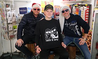 Senden sonntags aus der Lottoannahmestelle: Tobias Rosemeier (v. l.), Mads und Thomas Neumann. - Nicole Bliesener