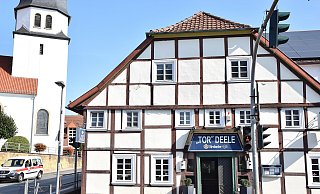 Das Fachwerkgebäude an der Hauptstraße existiert bereits seit dem Jahr 1794. Neben der Tor-Deele gibt es rechts daneben auch "Peters Dom-Eck". - Karin Prignitz