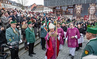 Große Anteilnahme: Der neue Erzbischof Udo Markus Bentz geht nach dem Gottesdienst durch ein Spalier Tausender Menschen. - Niklas Tüns