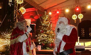 Das hat es in Herford noch nicht gegeben: Auf dem Rathausplatz treffen Nikolaus und Weihnachtsmann aufeinander und haben kleine Geschenke für die Kinder dabei. Der Andrang ist riesig. - Claus Frickemeier