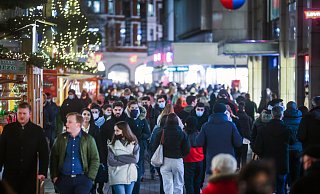 Im vergangenen Jahr herrschte am Black Friday trotz der Maskenpflicht Andrang in der City. Auch in diesem Jahr rechnen die Einzelhändler in Bielefeld mit vielen kauffreudigen Kunden. - Sarah Jonek Fotografie