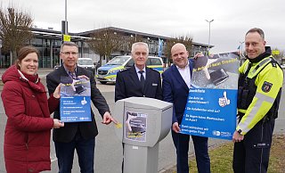 Foto (v. l.): Jennifer Plöger (Marketing Flughafen Paderborn/Lippstadt), Kriminalhauptkommissar Peter Gall, Polizeihauptkommissar Friedrich Paul, Roland Hüser (Geschäftsführer Flughafen Paderborn/Lippstadt) und Polizeioberkommissar Markus Wolff. - Kreispolizeibehörde Paderborn