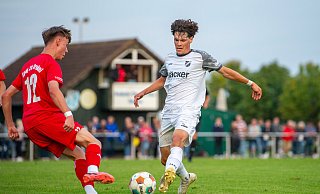 Erstes Pflichtspieltor für den SV Rödinghausen: Youngster Ansgar Kuhlmann (r.) erzielte in Brakel kurz nach der Pause das zwischenzeitliche 3:0. - Joel Beinke