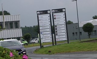 Der Firmenwegweiser im Gewerbegebiet Rahden-Süd zeigt es an: Inzwischen haben sich hier viele Unternehmen angesiedelt. Eine Nachfrage nach Grundstücken besteht weiter. - Sonja Rohlfing