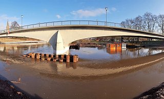 Wasser, soweit das Auge reicht: Die Baustelle an der Weserbrücke versank am Donnerstag in den Fluten. - David Schellenberg