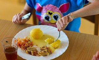 In den meisten Kitas der Stadt Paderborn wird vor Ort gekocht. Nur selten kommen Caterer zum Einsatz. - picture alliance / Jens Büttner/dpa-Zentralbild/dpa
