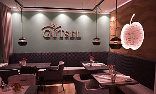Bei der Dekoration wurde auch im "Gütsel" der Apfel in Form von Lampen, Beleuchtung und Wandverzierung immer wieder aufgegriffen. - Jens Dünhölter