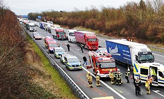 Der Verkehr staute sich kilometerlang zurück. Um 14.20 Uhr wurde die Sperrung wieder aufgehoben. - Gerald Dunkel