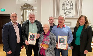 Bürgermeister Christian Carl (l.) und Familien-, Jugend-, Sport- und Kulturausschussvorsitzende Sabine Willeke (r.) gratulieren den Preisträgern und danken für das herausragende Engagement. - Stadt Bad Wünnenberg