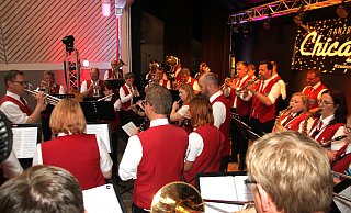 Auf einen unterhaltsamen Abends stimmten die Musikerinnen und Musiker des Musikvereins ihre Gäste klangvoll ein. Klar, dass sie auch der Aufforderung nach einer Zugabe nachkamen. - Johannes Büttner