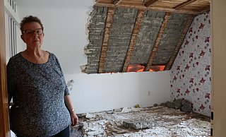Angelika Weidlich in ihrem nicht zu nutzendem Schlafzimmer, in dem vor fünf Monaten auch noch die Decke herunter gekommen ist. - Holger Kosbab