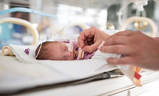 Um das Sterberisiko extremer Frühchen zu reduzieren, gelten ab 2024 strengere Vorgaben für die Kliniken, die sie behandeln möchten. - picture alliance