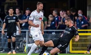 SCP-Verteidiger Jannis Heuer (r.) hat in dieser Saison schon vier Gelbe Karten gesehen. Das Heimspiel gegen Osnabrück überstand er jedoch ohne Verwarnung, obwohl er in dieser Szene VfL-Stürmer John Verhoek foult. - dpa