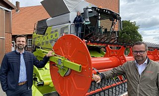 Tomislav Novoselac (Archivar und Firmenhistoriker), Franziska Henke (auf dem Claas-Mähdrescher; Marketing Sales Expert) und Matthias Mumme (Leiter Fachpresse) präsentieren ein Sondermodell. - Burkhard Hoeltzenbein