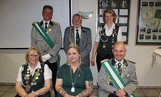 Der neue Thron: Adjutant Oberst Maurice Quentmeier (stehend von links), Mike O’Connor, Karin Lang, Bierkaiserin (sitzend von links) Else Herrmann, Königin Aimee Christin Perry und Schützenkönig Christian Zimmerningkat. - Eric Pielsticker