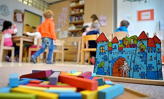 Laut Stadtsprecherin Doris Greiner-Rietz gibt es aktuell 1.605 Betreuungsplätze in den Kindertageseinrichtungen in Bünde. - Monika Skolimowska/dpa