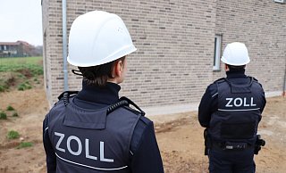 Zollbeamte der Finanzkontrolle Schwarzarbeit Herford überprüfen eine Baustelle in einem Neubaugebiet/Foto: Hauptzollamt Bielefeld - Hauptzollamt Bielefeld