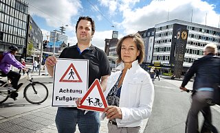 Für Fußgänger ist es am neuen Radweg auf dem Jahnplatz zu gefährlich, meinen Jasmin Wahl-Schwentker und Nicolas J. Strahlke. Würden zusätzliche Schilder für mehr Sicherheit sorgen? - Barbara Franke