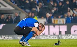 Zum Haare raufen: Arminia-Kapitän Fabian Klos kann das torlose Unentschieden gegen den VfB Lübeck nicht fassen. - Andreas Zobe