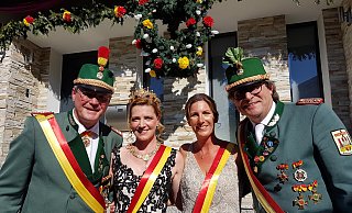 Schützenkönigin Stefanie Nötges (2. v. l.) und Zeremonienmeisterin Silke Wasmuth freuen sich gemeinsam mit Peter Disselnmeyer (l.), Hauptmann der Zapfenstreich-Kompanie (Heide), und Zeremonienmeister Oliver Seibt über einen gelungen Auftakt des Festwochenendes. - Birger Berbüsse
