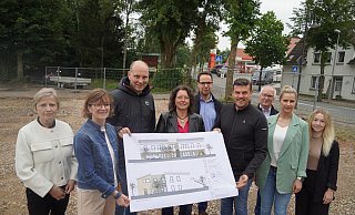Ortsvorsteherin Birgit Rebbe-Schulte (v.l.), Bürgermeisterin Ute Dülfer, Investor Markus Schulte, Regina Kaiser (DRK), Manuel Bröker (Bauamt), Investor Christian Lötfering, Architekt Magnus Wille, Kitaleitung Damaris Lade und Katja Rappelt (Stadt Lichtenau) zeigen die Bauskizzen für die neue Kita. - Felix Schwien
