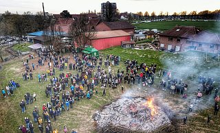 Die Zahl der Osterfeuer hat nach Corona abgenommen. Die Osterfeuer, die es noch gibt, wie hier das große Feuer in Spradow, waren aber auch in diesem Jahr wieder sehr gut besucht. - Gerald Dunkel