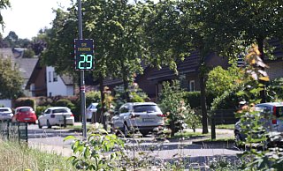 Zwei dieser Tafeln zur Geschwindigkeitsanzeige stehen seit einigen Wochen an der Schwarzenmoorstraße. Auch im oberen Teil der Straße will die Stadt die Geschwindigkeit messen. - Björn Kenter