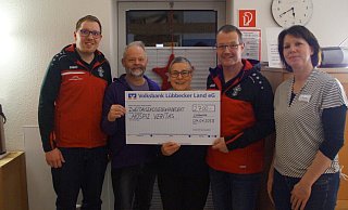 Bei der Scheckübergabe im Hospiz veritas: Torben Dümke (v. l.), Christian Freitag, Elke Musiol, Sven Schlingheide und Inga Weiß freuen sich über die hohe Summe, die zusammen gekommen ist. - Torben Dümke/Red Devils