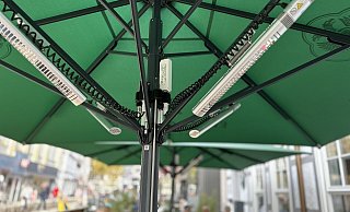 Sonnenschutz mit Heizung: Die Cafe-Bar "Die Apotheke" ist auch auf kältere Temperaturen vorbereitet. - Ralf T. Mischer