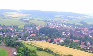 Im Kreis Höxter sind Häuser aber auch Grundstücke gefragt, Preise steigen weiter. Rechts ist das Wohngebiet „Im Hogge“ in Vörden zu sehen. - Jens Reddeker