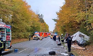Auf der Landesstraße war ein Trümmerfeld zu sehen. - FFW Willebadessen