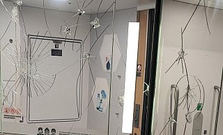 Hooligans von Hannover 96 sollen mit einem Nothammer unter anderem in dieser ICE-Toilette die Spiegel zerstört haben. - Bundespolizei