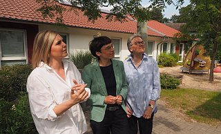 Maria Köhn (v. l.) und Elke Schmidt-Sawatzki (ganz r.) führen Ministerin Josefine Paul über das Gelände der Espelkamper Fraueneinrichtung. - Karsten Schulz