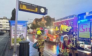 Eimer statt Strahlrohr: Die Paderborner Feuerwehr löschte diesen brennenden Mülleimer am Bussteig an der Bahnhofstraße vor dem früheren Finanzamt. - Ralph Meyer Eimer statt Strahlrohr: Die Paderborner Feuerwehr löschte diesen brennenden Mülleimer am Bussteig an der Bahnhofstraße vor dem früheren Finanzamt. - Ralph Meyer