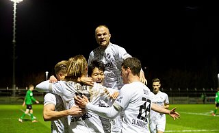 Spitzenteam-Besieger: Den letztlich entscheidenden Treffer zum 1:0 durch Gerrit Kaiser wussten Patrick Kurzen und Co. zu feiern. - Joel Beinke