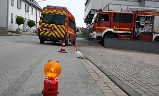Am Donnerstag waren die Feuerwehrleute noch weit bis in den Tag hinein tätig - wie hier an der Ravensberger Straße. - Meiko Haselhorst