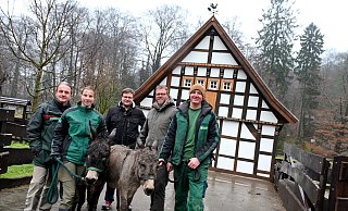 Vor dem sanierten Fachwerkhaus: Herbert Linnemann, Tierpflegerin Marie Daniel, Benjamin Ibler, Matthias Seipel und Tierpfleger Tobias Becker, v.l., mit den beiden Eseln Knut und Susi, v.l. - Barbara Franke