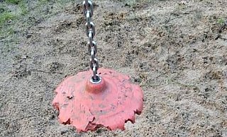 Dieser Seilbahnsitz wurde mutmaßlich durch Hundebisse beschädigt. - Polizi Herford