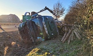 Der Lkw ist heute Morgen etwa gegen 8 Uhr von der Landstraße abgekommen - bislang aus noch ungeklärter Ursache. MT-Foto: - Sebastian Radermacher
