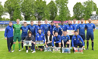 Abschiedsstimmung: Vor dem Anpfiff des Heimspiels gegen den 1. FC Köln II (1:1) posierte die Mannschaft des SC Wiedenbrück noch einmal mit den Spielern, die den Verein am Saisonende verlassen und vom Vorstand mit einem gerahmten Foto bedacht wurden. - Jens Dünhölter