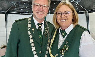 Bernd Guszausky und seine Frau Britta sind als König und Königin die Regenten der Oetinghauser Schützen im Jubiläumsjahr zum 100-jährigen Bestehen des Vereins. - Schützen Oetinghausen
