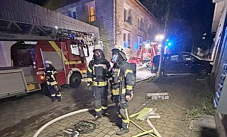 Unter Atemschutz durchsuchten die Feuerwehrleute das Gebäude an der Lichtenauer Glockenstraße nach weiteren Bewohnern. - Feuerwehr Lichtenau