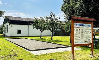 Das neu errichtete Boule-Spielfeld an der Iberg-Halle spricht die älteren Bewohnerinnen und Bewohner des Dorfes an und bietet einen Treffpunkt. - Ortsvorsteher