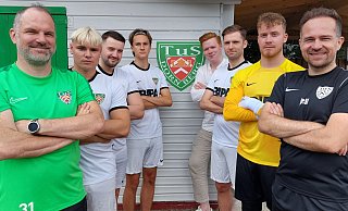 Co-Trainer Michael Zozmann (v.l.), Max Bartels, Julian Stühmeier, Elias Morgenroth, sportlicher Leiter Simon Kerker, Boris Glaveski, Lennard Kuck, Cheftrainer Jens Horstmann - Nicole Bentrup