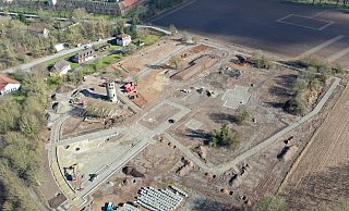 LGS-Baustelle von oben: Das Verwaltungsgericht befasste sich auch mit der Frage, ob es in Corvey zu einem Baustopp kommt. All das ist nun vom Tisch, Stadt und die Initiative "Grün statt Grau" haben sich verständigt. - Thomas Kube