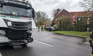 Beim Zusammenstoß zwischen einem Auto und einem Lkw wurde mindestens eine Person leicht verletzt. - MT-Foto: Janina Schrader