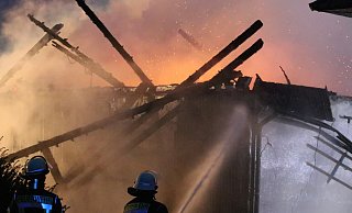 Mehr als 100 Einsatzkräfte der Feuerwehr waren im März bei einem Scheunenbrand an der Koblenzer Straße in Löhne im Einsatz. - Claus Frickemeier