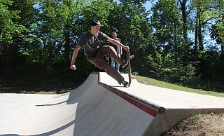 Rasante Action im neuen Skatepark in der Warburger Diemelaue. - Burkhard Battran