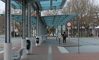 Normalerweise reihen sich morgens hier Busse an Busse, herrscht viel Trubel. Heute ist der Zentrale Busbahnhof verwaist. - Claus Frickemeier